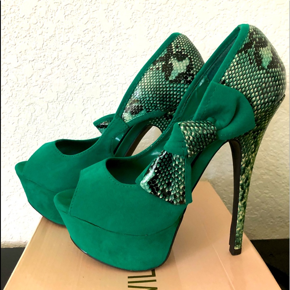 Green snake skin open toe pumps